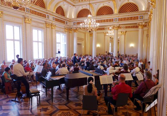 Die Schelfoniker unter der Leitung von Matthias Ellinger beim Solistenkonzert am 12.06.2023 in der Schelfkirche, Foto: LHS/Christina Lüdicke