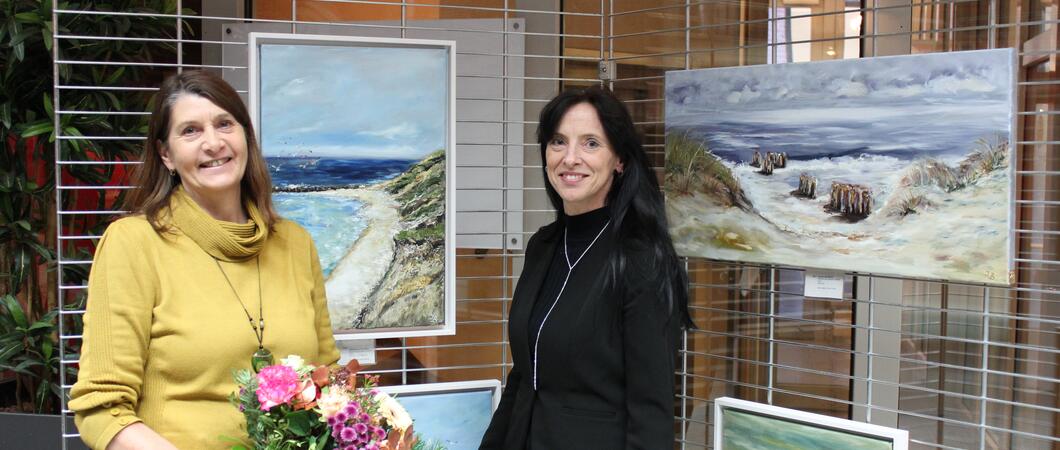 Claudia Kampe aus dem Vorstandsstab begrüßte Ilona Blume zur Eröffnung ihrer Ausstellung in der Sparkasse