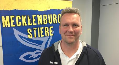 Bescheiden, ruhig, fachlich versiert: Mit Ronald „Köhner“ Bahr übernimmt jetzt ein weit über Schwerin hinaus bekannter ehemaliger Profi-Handballer die sportliche Leitung beim Verein Mecklenburger Stiere Schwerin e.V.