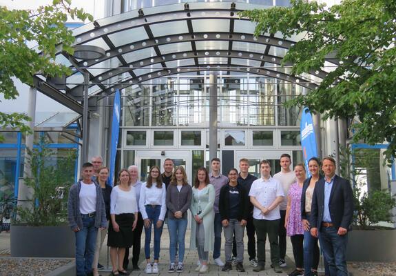 Das Ausbildungsteam und die Geschäftsleitung der Stadtwerke Schwerin, des Nahverkehrs Schwerin sowie der AQS und WAG begrüßen die neuen Azubis in den Unternehmen der Stadtwerke-Gruppe. Foto: SWS