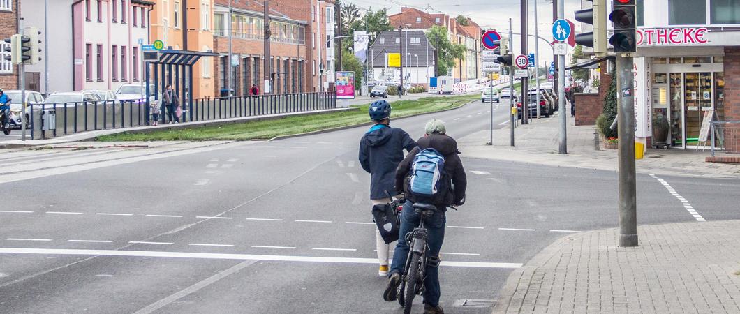 „Mehr Platz fürs Rad – Radstreifen Lübecker Straße jetzt!”, forderte Arndt Müller von den Grünen auf der Stadtvertretersitzung im gleichlautenden Antrag.