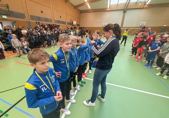 Fuchs & Partner ist sportlich ins neue Jahr gestartet. Mit dem ETL-Füchse-Cup unterstützte die Steuerberatungsgesellschaft das Hallenfußballturnier der U10 vom Neumühler Sportverein.