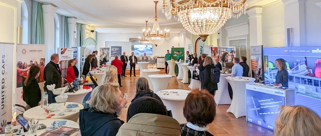 Beim Rückkehrertag im Rathaus können Fachkräfte sich über Karrierechancen in Schwerin und der Region informieren.