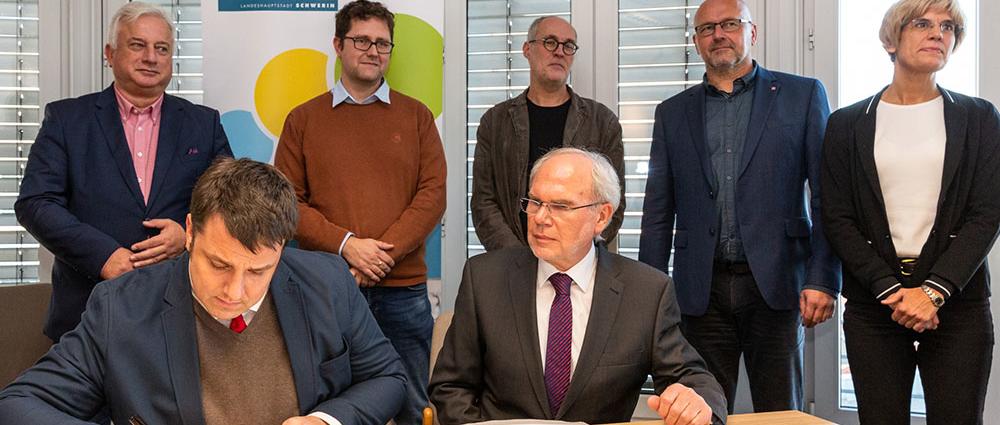 Andreas Lange (l.) unterzeichnete im November 2019 die Gründungsurkunde des Klima Allianz Schwerin e.V.