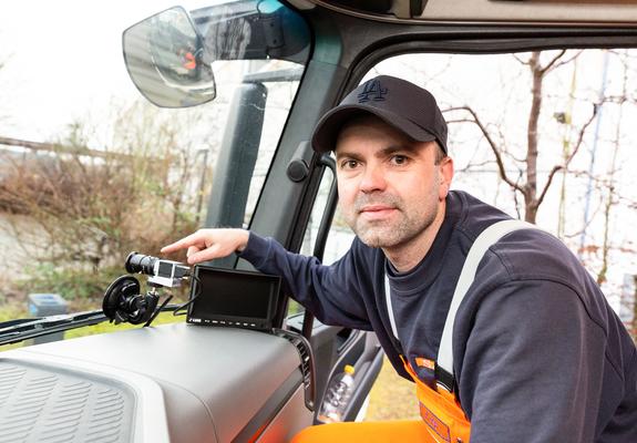 Kraftfahrer Sebastian Voigt zeigt die fest installierte Kamera