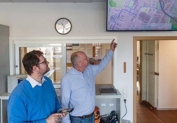 SAS-Projektleiter Stephan Wilmer (li.) und SAS-Betriebsleiter Jörg Leimann verfolgen auf dem Bildschirm die Kommunikation zwischen der Einsatzzentrale und dem Mobilgerät