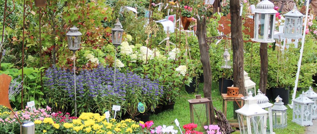 Am zweiten April-Wochenende bietet sich vor dem Schloss Ludwigslust ein zauberhaftes Ambiente für Gartenliebhaber, Landhausfreunde, Deko-Fans und Blumenenthusiasten.