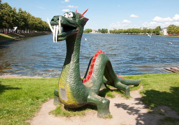 „Wenn wir jetzt nicht reagiert hätten, wäre Nandolino auseinander gefallen“, sagt Heiko Stolp, Vater des Drachenbootfestivals in Schwerin und Mitinitiator der beliebten Nandolino- Skulptur mit einer Träne im Auge. „Aber er wird zurückkehren.