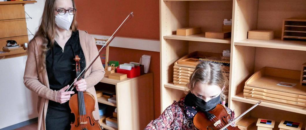 Musiklehrerin Saskia Rohde unterrichtet donnerstags in einem ergänzenden schulischen Angebot Maxi beim Geigenspiel