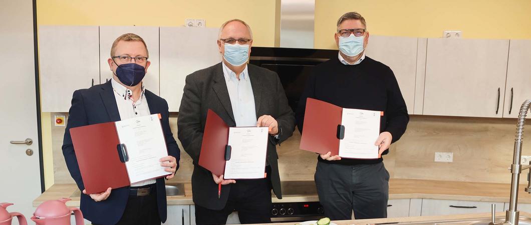 V.l.: Olaf Winler, Axel Mielke und Daniel Dellmann unterzeichneten den Vertrag in der Therapieküche des Eltern-Kind-Zentrums. Dort wird Eltern und Kindern gesunde Ernährung am praktischen Beispiel gezeigt
