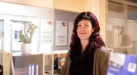 Ob telefonisch oder persönlich – Karina Dahl begrüßt jeden Patienten am Grünen Tal mit ihrem sympathischen Lächeln und kümmert sich um die Terminvergabe, Foto: maxpress