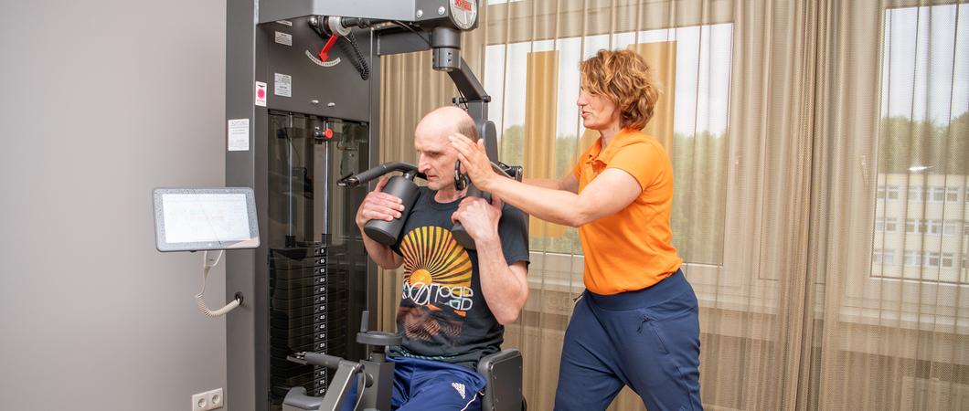 Im Gerät fixiert können genau die Muskeln trainiert werden, die der Patient für den Abbau von Rückenschmerzen benötigt und die seine Beweglichkeit erhöhen