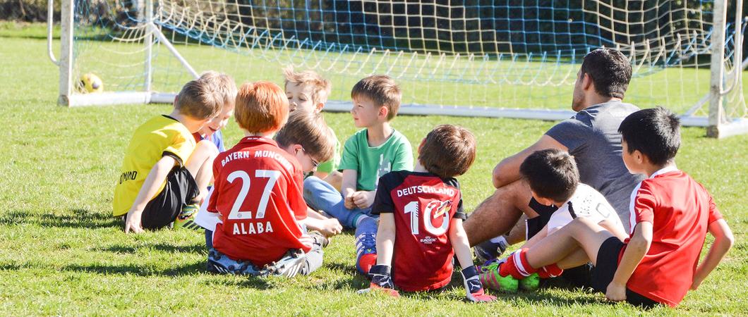 Staatliche Einrichtungen wie Schulen und Kindergärten integrieren Gewaltprävention per Gesetz längst in ihre alltägliche Arbeit. In ehrenamtlichen Bereichen wie Sportvereinen, Kinder- oder Jugendgruppen hingegen ist das Thema bisher wenig verankert.