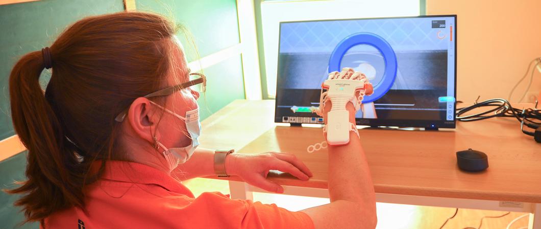 Er sieht aus wie eine Roboterhand, wird über Bluetooth angesteuert und hilft Menschen, die Fähigkeiten ihrer Finger- und Handgelenke wieder herzustellen und zu verbessern: Der Smart Glove-Handschuh, der im Rehazentrum Schwerin exklusiv eingesetzt wird.