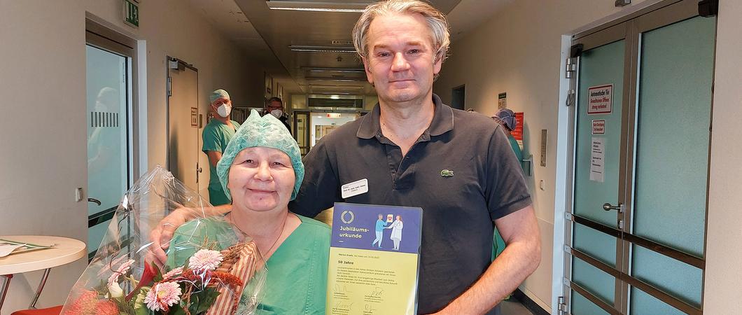 Chefarzt Prof. Oliver Heese (r.) bedankte sich bei Marion Drath für 50 Jahre unermüdlichen Einsatz, Fotos: Helios