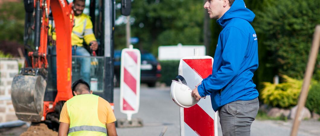 Die Stadtwerke Schwerin installieren auch in Mehrfamilienhäusern Glasfaserinternet. Neben dem alten Kabel- oder Kupfernetz rüstet diese Technologie jede einzelne Wohn- oder Geschäftseinheit mit garantierten Bandbreiten für die Zukunft aus