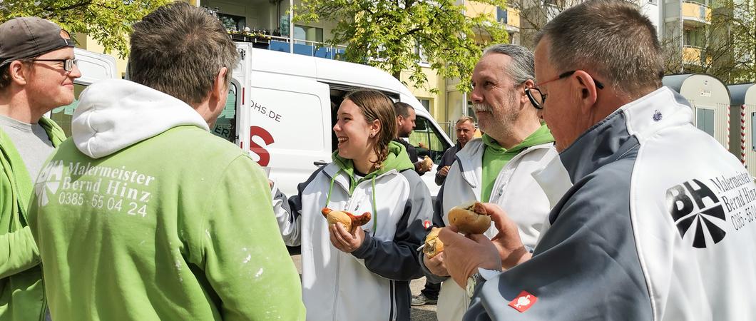 Mehr als 20 Unternehmen arbeiten im Auftrag der WGS gerade im Quartier am Monumentenberg. Als Dankeschön gab es im Mai eine gemeinsame Pause mit Bratwurst.