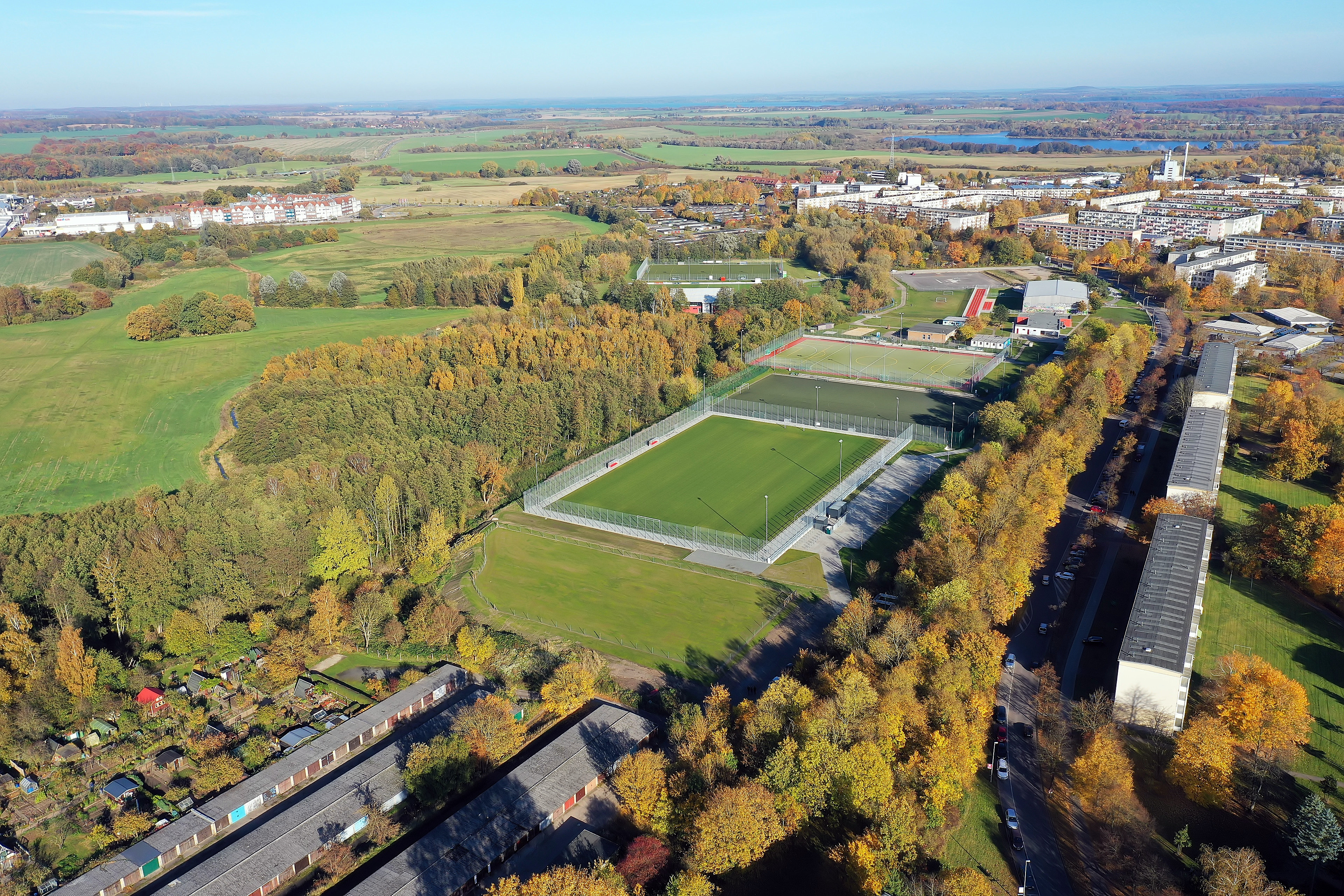 Blick aus der Vogelperspektive auf den neuen Naturrasenplatz im Sportpark Lankow, Foto: maxpress