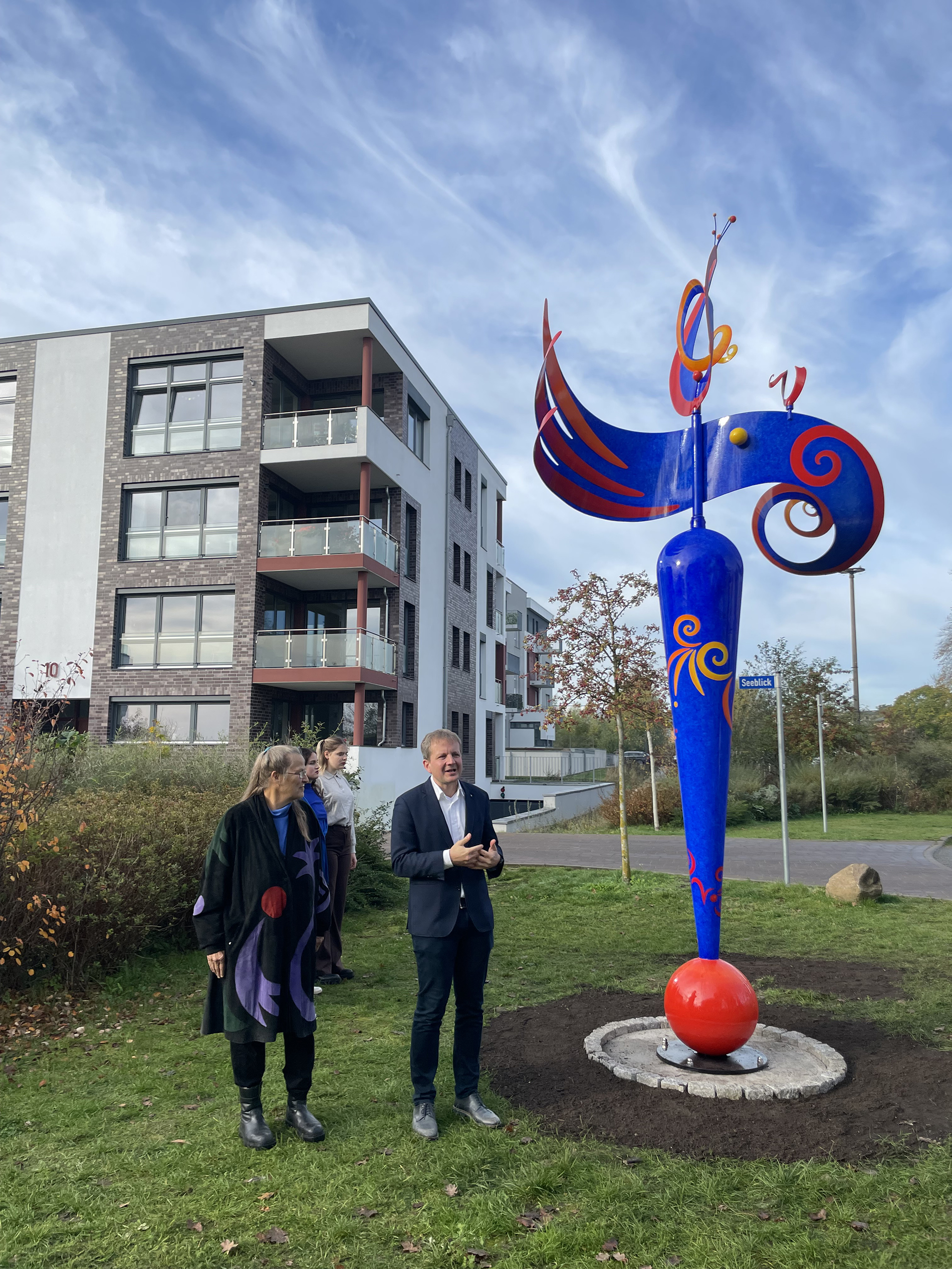 Oberbürgermeister Rico Badenschier (rechts) dankt der Künstlerin Claire Ochsner (links) für die Schenkung der Skulptur „Donna Bella“