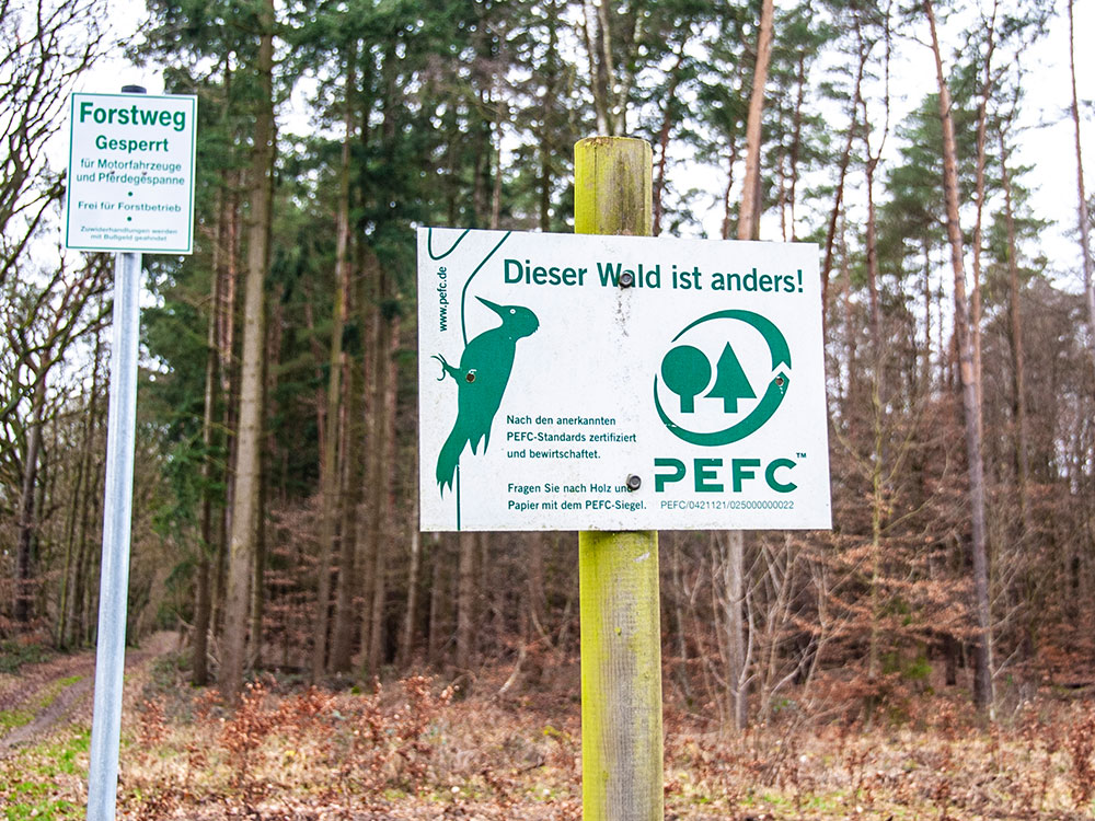 Bei PEFC handelt es sich um ein Forst-Zertifizierungssystem, ähnlich einem „Wald-TÜV”.