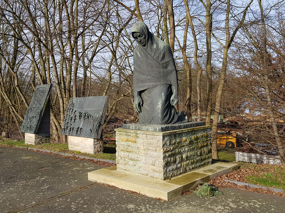 Zur Erinnerung an die 6.000 getöteten Häftlinge und die 18.000 Überlebenden wurde die Mahn- und Gedenkstätte Raben Steinfeld mit der Plastik „Die Mutter” im Mittelpunkt errichtet