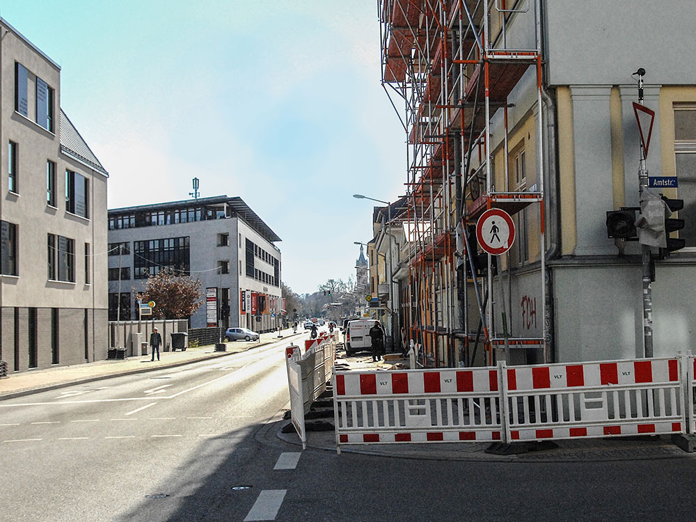 Baustellengerüste auf dem Gehweg in der Werderstraße