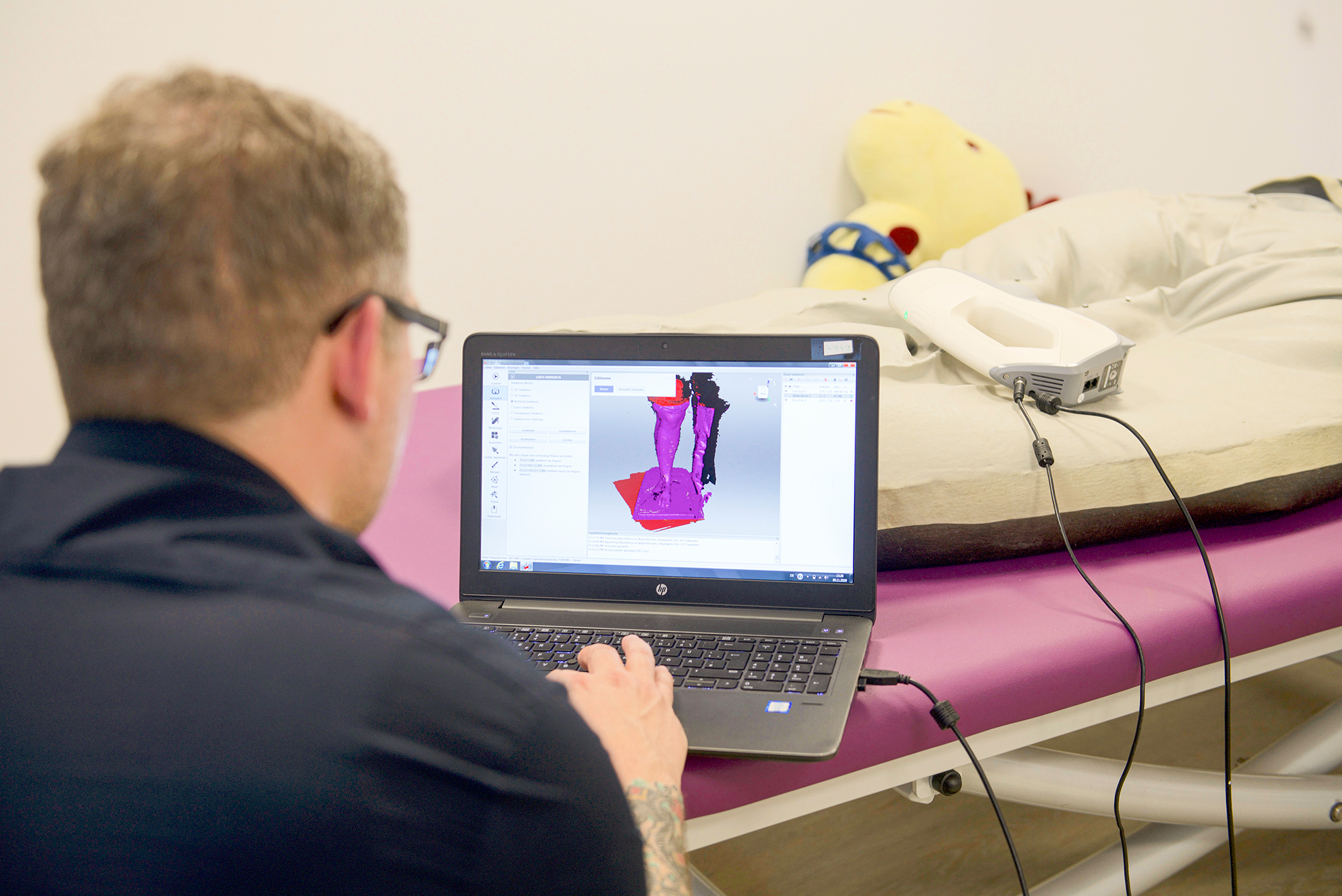 Nach weniger als einer Minute ist Maik Bartholdt einmal um seine Patientin rum und hat das 3D-Modell sogleich auf seinem Laptop