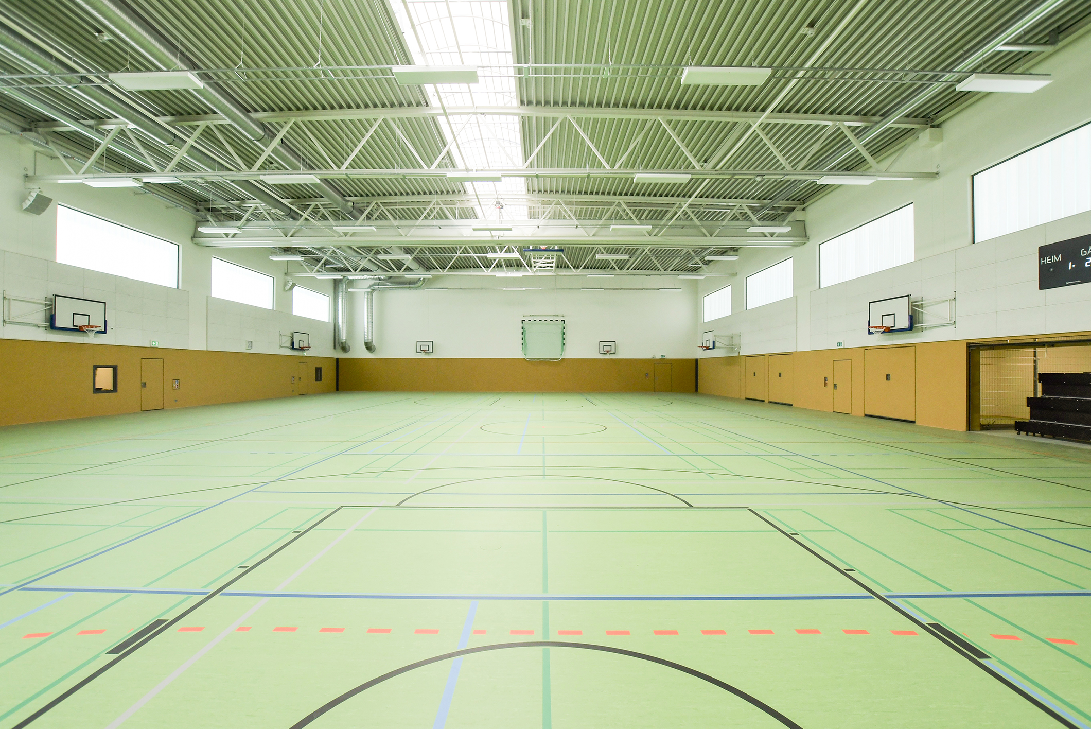 Nach nur einem Jahr ist die neue Dreifeldhalle fertig – und kann sich sehen lassen. Fristgerecht übergaben die Mitarbeiter der Niederlassung Rostock der Firma Goldbeck Nordost GmbH die Sporthalle an die Landeshauptstadt.