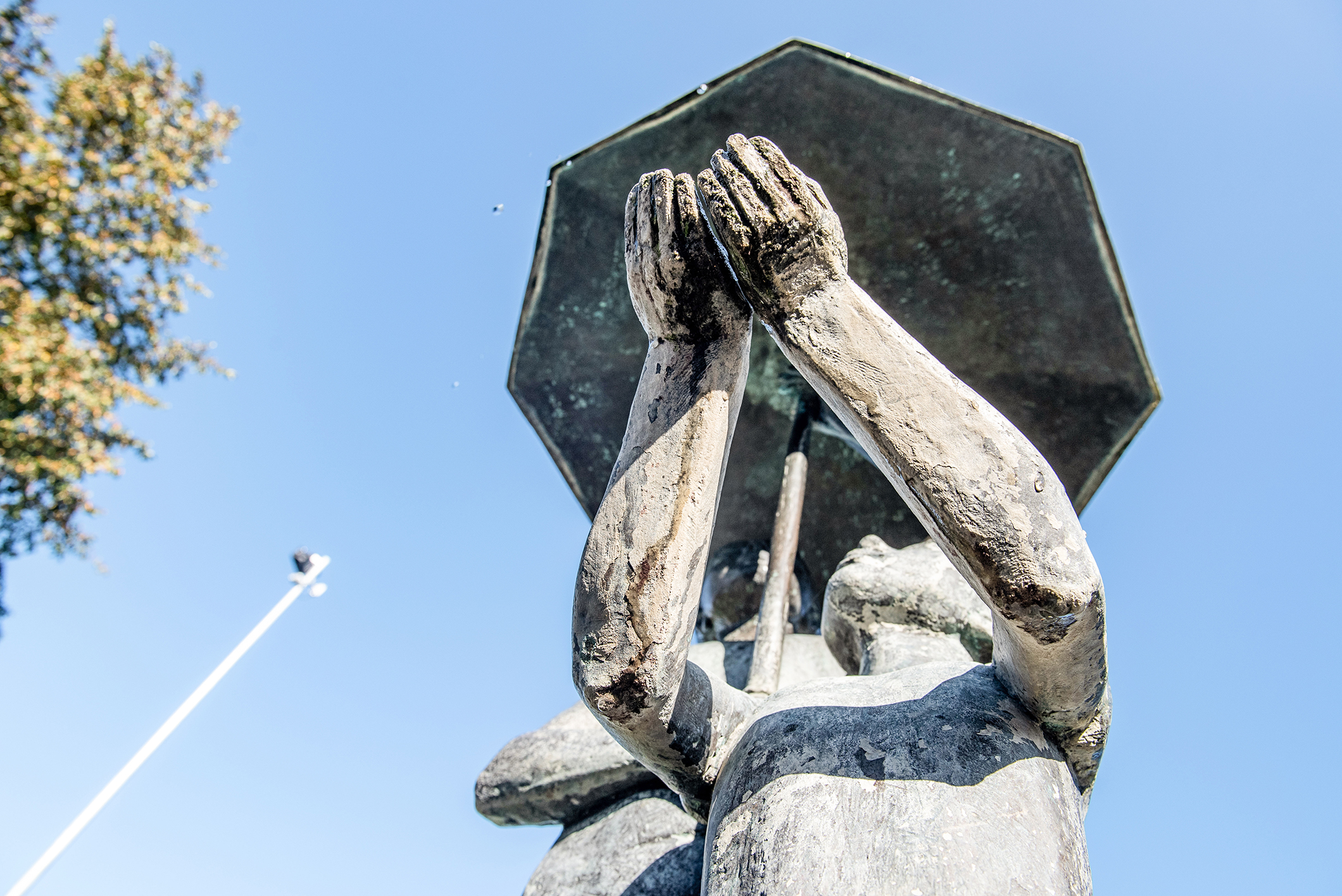 Die Statue „Schirmkinder“ erwacht im Audio nahezu zum Leben