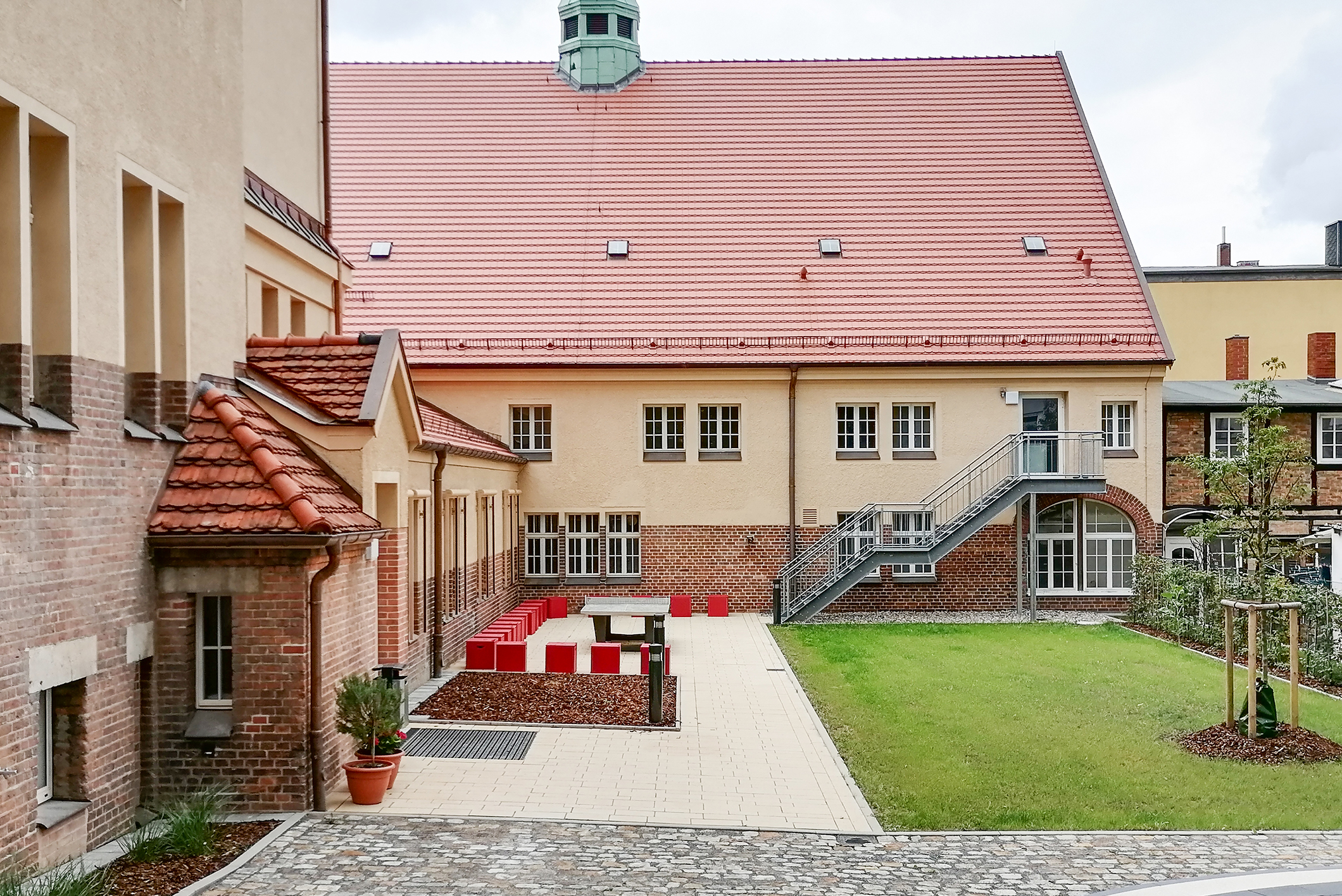 Einladend und mit neu gestaltetem Schulhof zeigt sich die neue Erich-Weinert-Schule