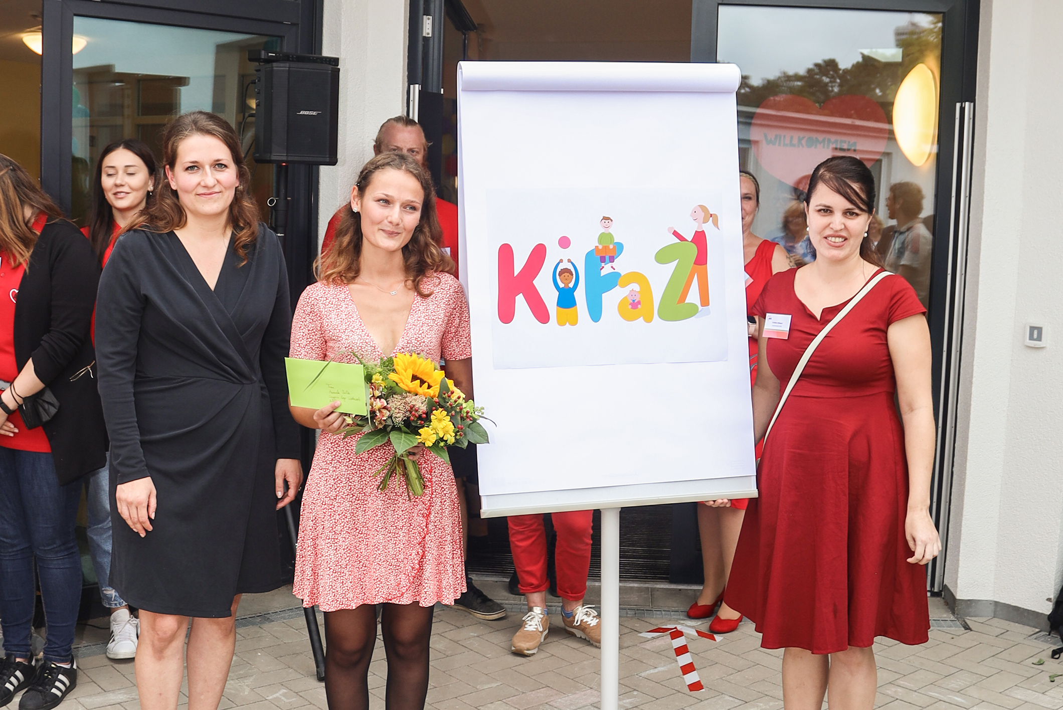 Die Siegerin des Logo-Wettbewerbes Manuela  Chilla mit KiFaZ-Mitarbeiterinnen Juliane Speidel (l.) und Christina Münster (r.)