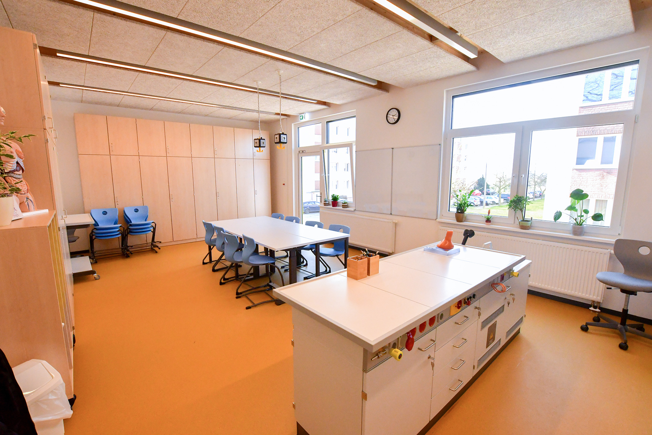 In der neuen Schule können sich die Schüler und Lehrer auf ein helles, freundliches Klassenzimmer freuen