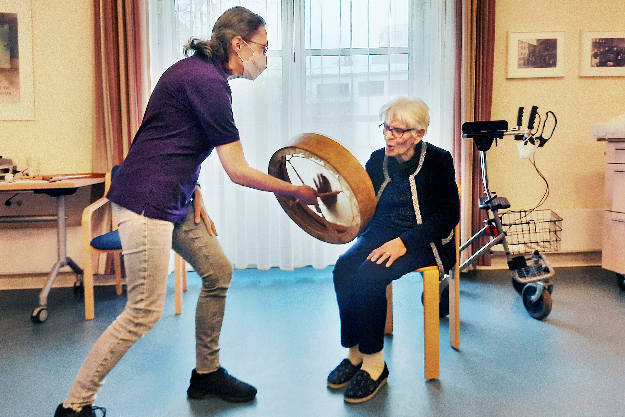 Elfriede Hildebrandt (rechts) ist Bewohnerin im Augustenstift und fühlt den Rhythmus mithilfe der Rahmentrommel