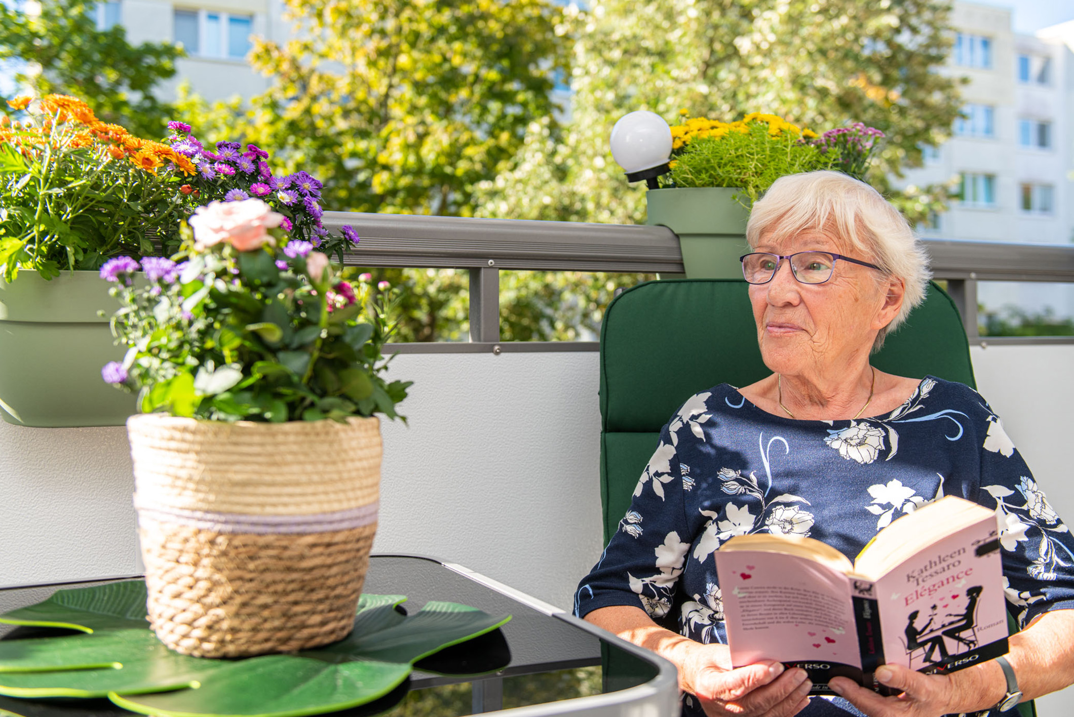 Dank erfolgreichem Crowdinvest in der Anne-Frank-Straße genoss Erika Krauß den Sommer auf ihrem neuen Balkon