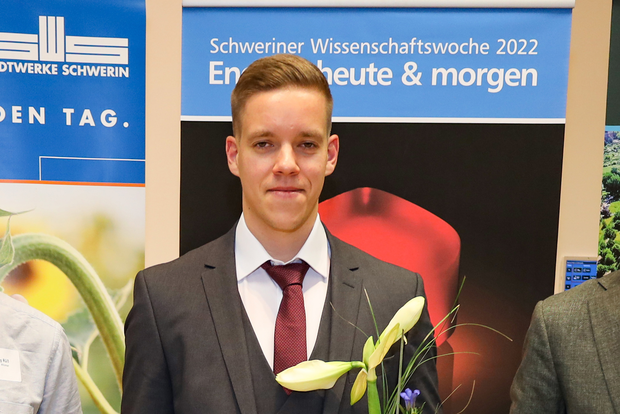 Tobias Fuchsluger von der Hochschule Wismar mit der Urkunde zum Innovationspreis