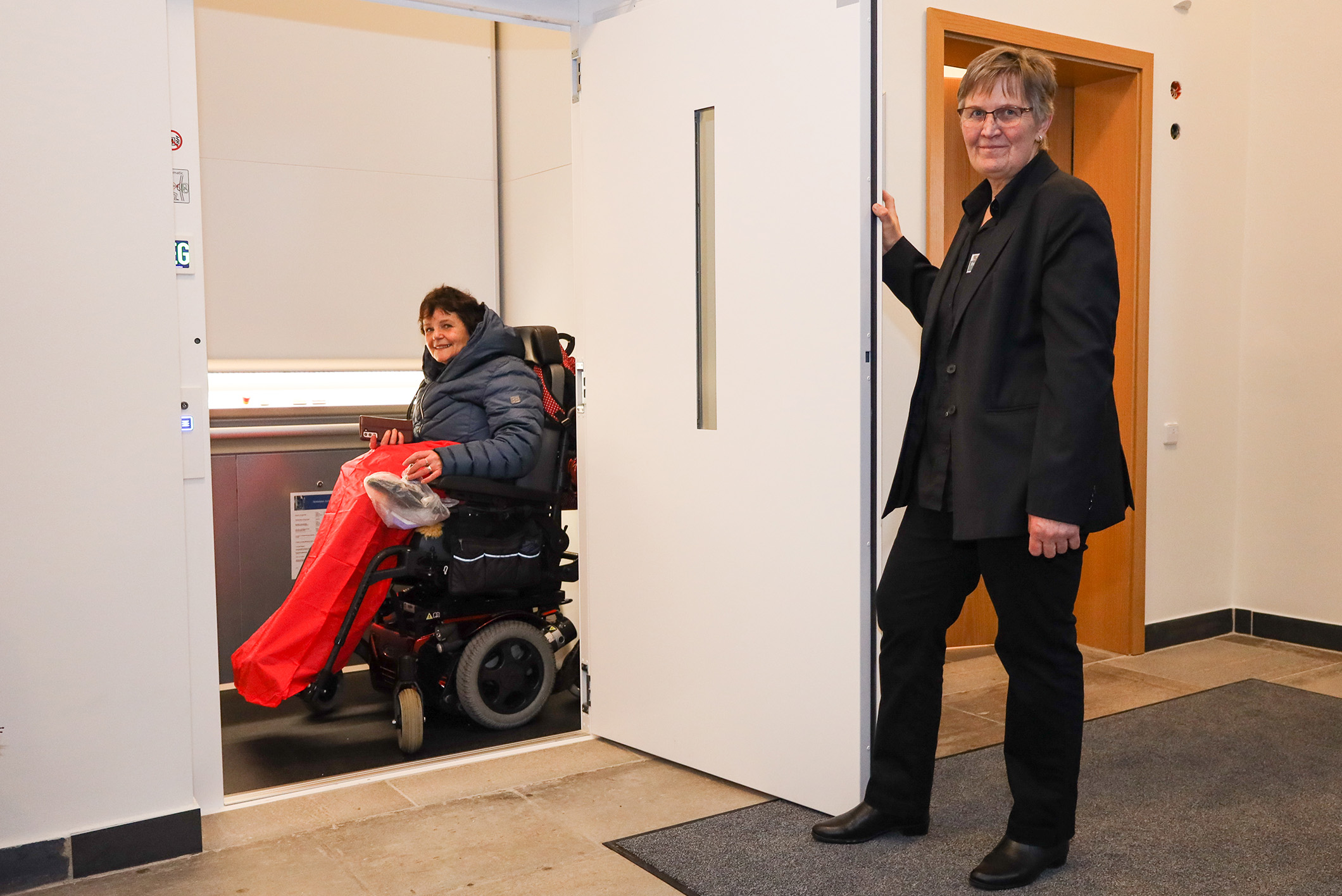 Angelika Stoof, Vorsitzende des Behindertenbeirates der Stadt probierte den neuen „Fahrdienst“ prompt aus.