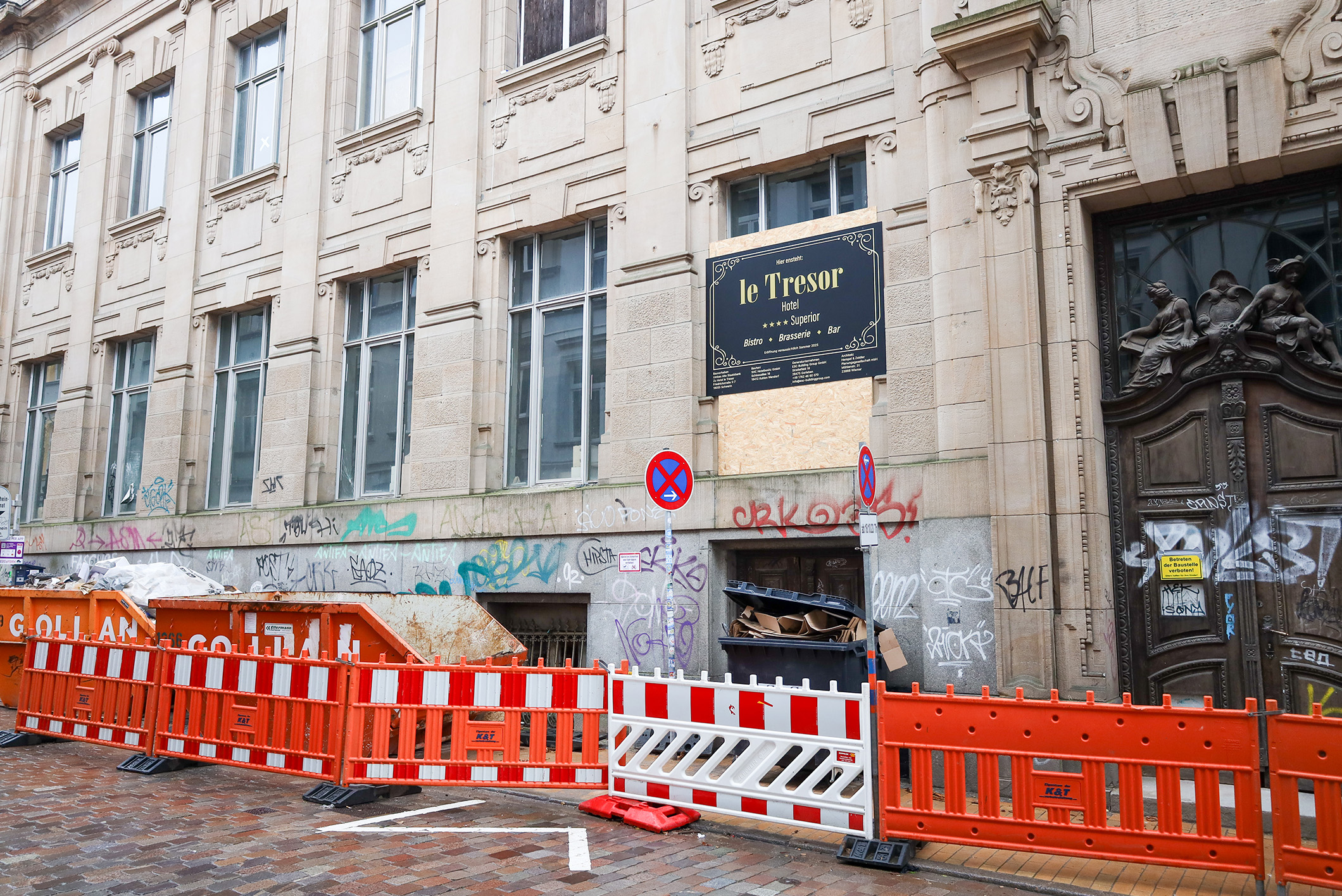 Ein Hauch von Luxus zieht in die alte Staatsbank in der Friedrichstraße ein. „Le Trésor“ heißt das Vier-Sterne-Hotel, das dort im Sommer 2025 eröffnen soll und die Thematik des Geldhauses aufgreift.